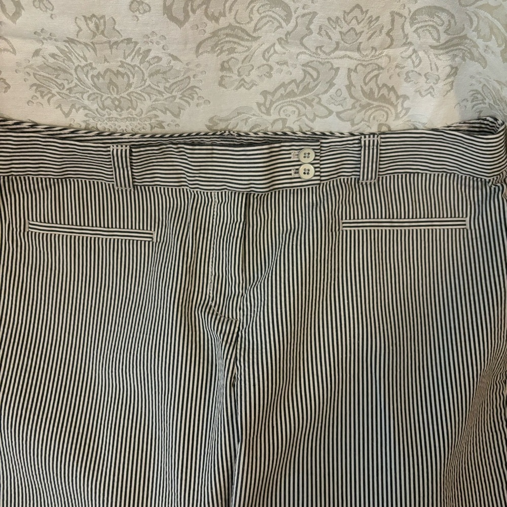 ❤️2/$15 or 3/$21❤️ Ann Taylor Loft Grey/White Seersucker Crop Pants, Size 14 - Picture 3 of 10